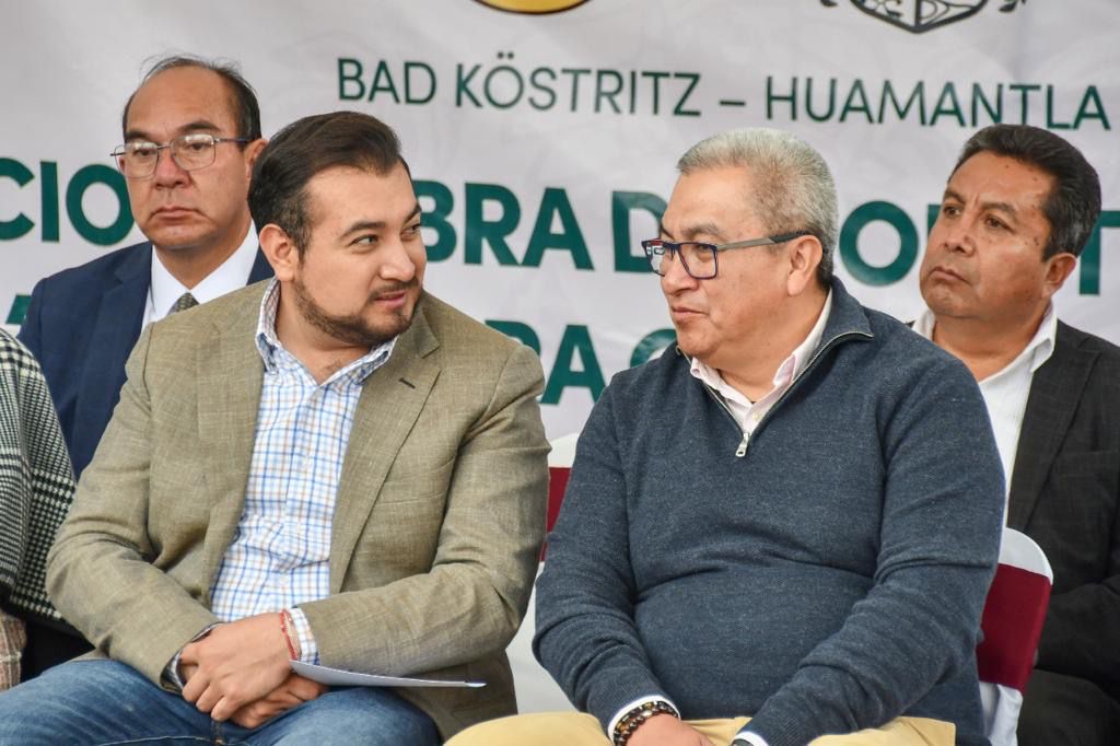 Se coloca primera piedra para invernadero de Dalia en el  Cbtis 61 resultado del hermanamiento entre Bad Köstritz y Huamantla